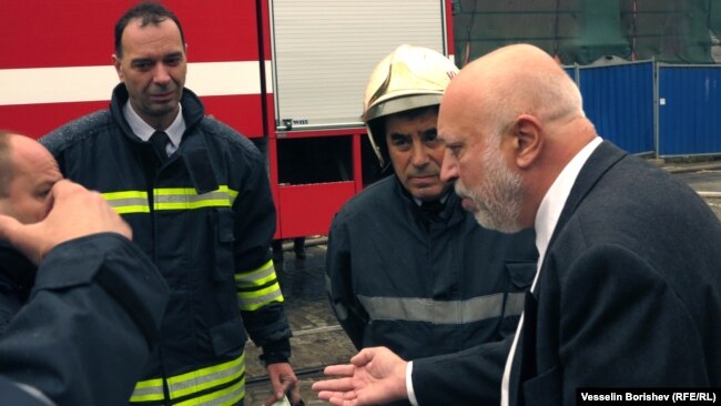 Министърът на културата Велислав Минеков (вдясно) дойде на място по време на гасенето на пожара.