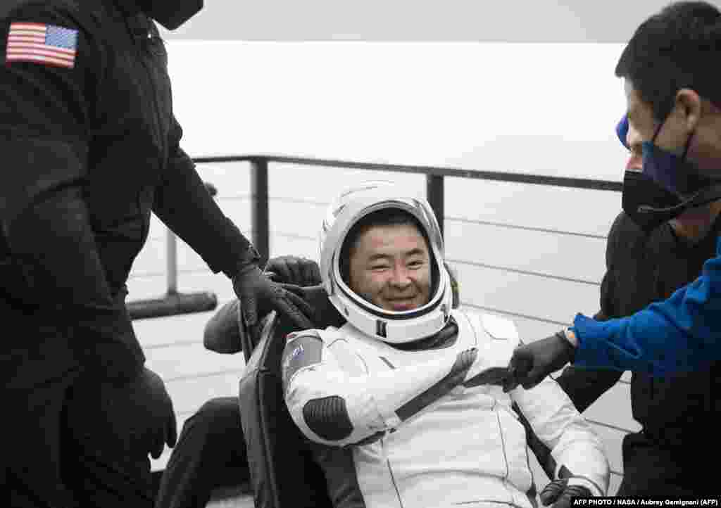 A képen Aki Hoside japán űrhajós a visszaérkezés után, november 8-án