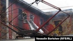 Пожарникари гасят пожара в историческата сграда на пл. "Възраждане".