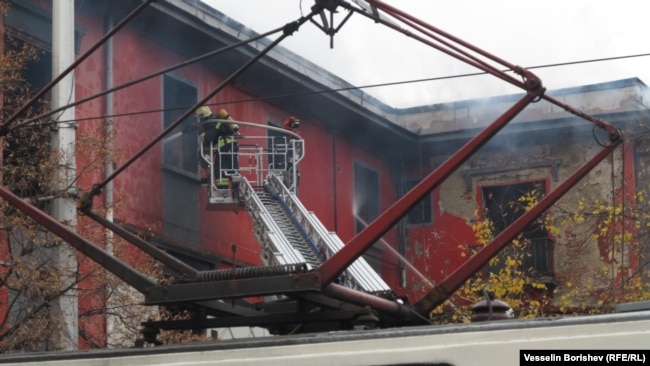Пожарникари гасят пожара в историческата сграда на пл. "Възраждане".