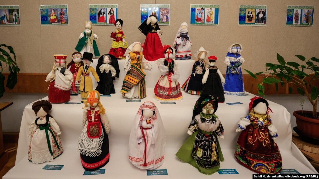 Майстрині з виготовлення традиційної народної ляльки-мотанки знайомлять з жіночими костюмами різних країн