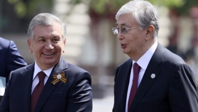 Порно топтық секс үштік нәзік Екі жұп бейне бөлісу арқылы топтық секс сеансын сынап көреді