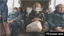 Маршрутне таксі окупованого Луганська, майже всі в масках