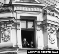 Revenirea Regelui Mihai la București la 26 aprilie 1992, era Duminica Paștelui, a demonstrat că mulți români păstraseră nealterată imaginea reală a Regelui Mihai, nu fuseseră intoxicați de propagandă. Sute de mii de bucureșteni l-au salutat atunci în centrul orașului, aici la Hotelul Continental de la Calea Victoriei, dar cei mai mulți dintre alegători au continuat să se teamă de Rege, de partidele democratice, de proprietatea privată și de Occident. Regele Mihai a recâștigat după Revoluție aprecierea poporului român și a fost mai puțin interesat de proprietăți.