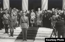 Regele Mihai I, alături de Generalul Ion Antonescu, liderul de facto al țării pe durata războiului, și Horia Sima, ultimul lider al Gărzii de Fier, o organizație militară de factură național-fascistă.
