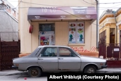 Dacia 1310, fotografiată în cadrul proiectului „DACIA 50 - Autoturismul” a fotografului Albert Vrăbiuță.