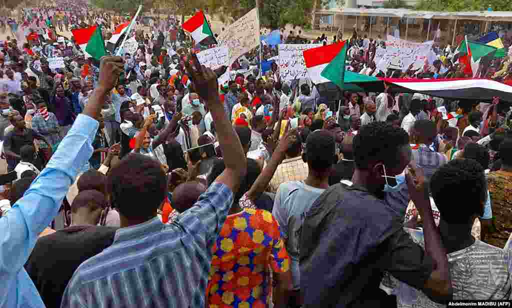 Sudanski demonstranti marširaju ulicama Njale, glavnog grada Južnog Darfura, tražeći tranzciju na civilnu vlast, 21. listopada 2021.