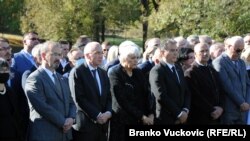 "Na ovom mestu želim i da vam se izvinim, mada ne znam da li se za ovo što je ovde učinjeno uopšte može izviniti, ali vam dajem obećanje da ćemo živeti u prijateljstvu i poverenju", rekla je potredsednica Bundestaga Klaudija Rot na osamdesetoj godišnjici streljanja u Kragujevcu.