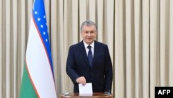 Президент Шавкат Мирзиёев Ташкентте добуш берип жатат, 24-октябрь 2021-жыл. 