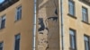 В Петербурге с дома на Маяковской стирают портрет Хармса