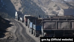 Грузовики, на которых вывозят уголь с месторождения Кара-Кече в Нарынской области. 
