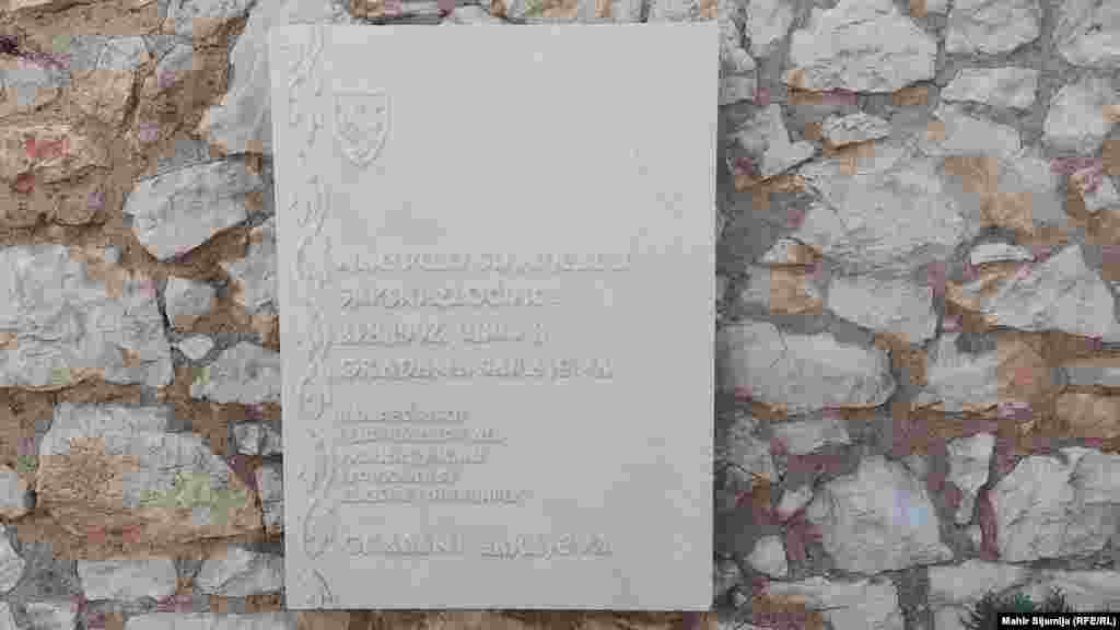 U augustu 1992. godine od granate sa položaja Vojske Republike Srpske je ubijeno osam Sarajlija. Na spomen-ploči koja se nalazi na Baščaršiji, u centru grada, piše da su građane ubili &quot;srpski zločinci&quot;.