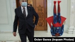 La votarea moțiunii de cenzură contra cabinetului Cîțu, pe 5 octombrie 2021, membrii PSD au plasat la intrarea în plen un Superman dezorientat. Florin Cîțu se caracterizase drept Superman. Negocierile cu PSD pentru formarea noului guvern sugerează și ele ... vizibilitatea redusă a PNL.