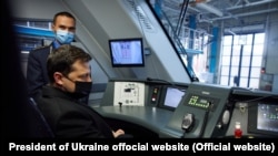 Президент Володимир Зеленський у кабіні нового українського дизель-поїзда, Київ, 9 листопада 2021 року