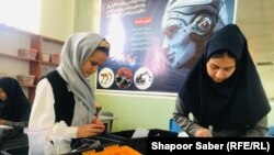دو دختر در هرات در حال ساختن رباط مورد نظر شان