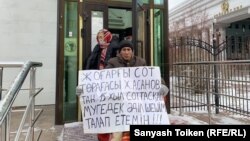 Житель Кентау Дастан Орынбасаров требует от государства выплаты компенсации. Нур-Султан, 3 ноября 2021 года