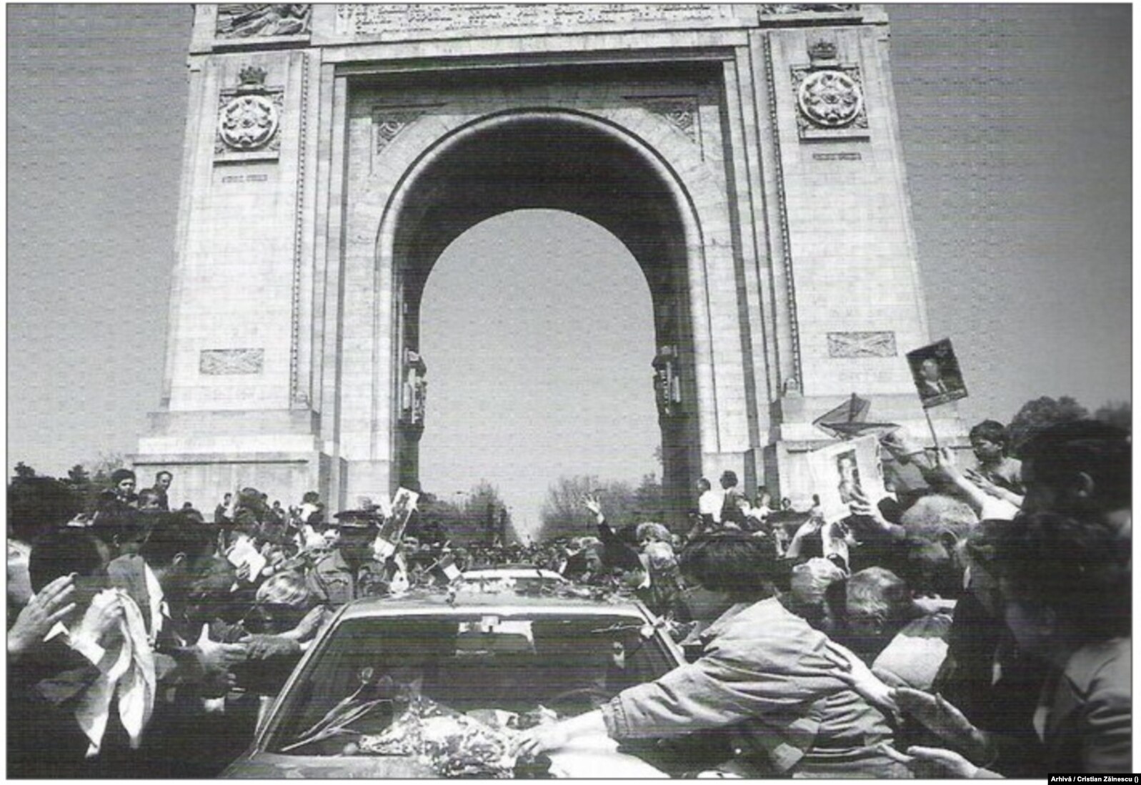 Mulțimea forțează mașina în care se află Regele să treacă pe sub Arcul de Triumf. București, 26 aprilie 1992.