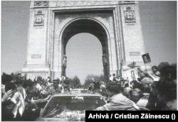 Mulțimea forțează mașina în care se află Regele să treacă pe sub Arcul de Triumf. București, 26 aprilie 1992.