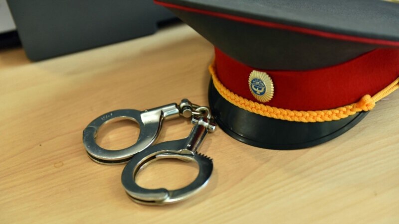 Прокуратура Бишкектеги милиция кызматкерлерине 77 иш козгоду