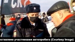 Задержание участников автопробега в Омске 