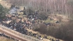 Sute de migranți s-au adunat la granița dintre Belarus și Polonia
