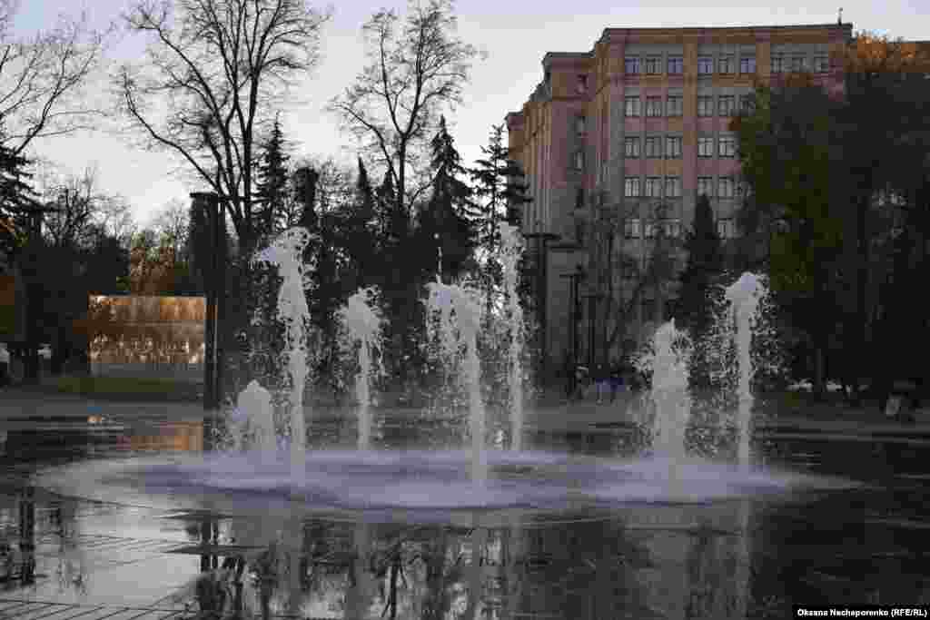 Сквер біля площі Свободи з сухим фонтаном