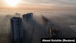 Az oroszországi Jekatyerinburgban sokan tőzeggel fűtenek, a képen emiatt borítja el a szmog a környéket 2021. október 15-én. 