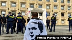 Saakaşvilinin azadlığını tələb edənlərdən biri hökumət binasının qarşısında
