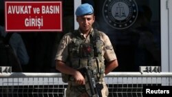 Ministarstva pravde za RSE navedeno je da je iz Srbije izručenje odobreno za pet lica i da su svi oni isporučeni Turskoj (na fotografiji turski vojnik ispred zatvorskog i sudskog kompleksa Silivri kod Istanbula)