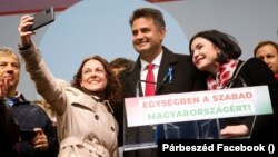 Szabó Tímea, a Párbeszéd társelnöke, Márki-Zay Péter miniszterelnök-jelölt és Kunhalmi Ágnes, az MSZP társelnöke az ellenzéki pártok közös, október 23-i rendezvényén