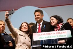 Szabó Tímea, a Párbeszéd társelnöke, Márki-Zay Péter miniszterelnök-jelölt és Kunhalmi Ágnes, az MSZP társelnöke az ellenzéki pártok közös október 23-i rendezvényén