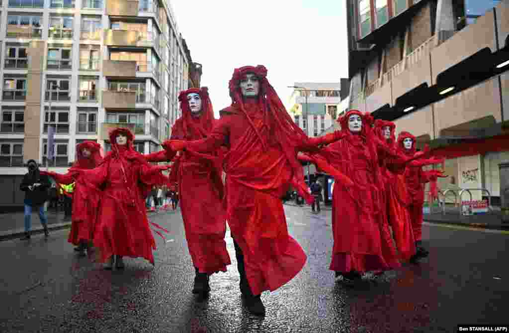 A Red Rebel Brigade tagjai performance közben november 6-án