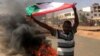 Після новин про переворот тисячі продемократичних демонстрантів з національними прапорами вийшли на вулиці, перекриваючи дороги та підпалюючи шини на вулицях столиці
