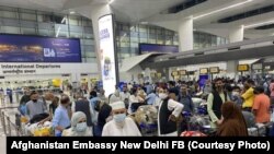 مسافرین افغانستان در میدان هوایی هند