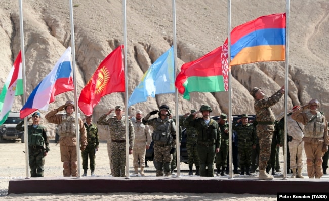 Tádzsikisztán, Oroszország, Kirgizisztán, Kazahsztán, Fehéroroszország és Örményország nemzeti zászlaja lobog a CSTO közös hadgyakorlatán a tádzsik-afgán határ közelében október 18-án.