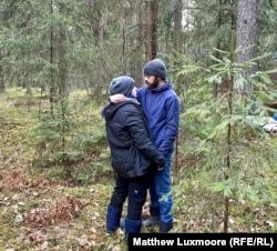 A szíriai Raki Szrour öt nap óta először látja feleségét, Szafát, aki családja többi tagjával együtt napokon át dacolt az erdőben az éhséggel és a hideggel