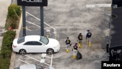 Inspektorët e agjencisë FBI gjatë hetimeve pas sulmit në një klub nate në Orlando në qershor të vitit të kaluar