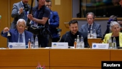 Еврокеңештин жетекчиси Антониу Кошта, украин президенти Владимир Зеленский ЕБ саммитинде. Брюссель, 2026-жылдын 18-июну.