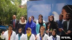 دوی ټول په یو غږ سوله غواړي، په دوی کې لوبغاړي د ممثلین او هنرمندا شامل دي.