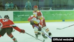 Хоккей Кыргызстанда эми гана өнүгүп келе жатат. Казакстандагы мелдештерден бир көрүнүш.  