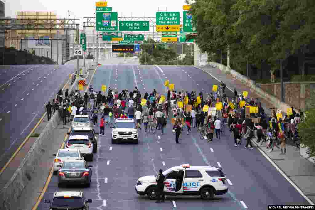 Протестувальники перекрили Interstate 395 &ndash; Міждержавне шосе 395 &ndash; шосе, яке проходить через столицю країни, під час акції протесту, на якій вимагали справедливого розслідування смерті Джорджа Флойда і расової рівності. Вашингтон, округ Колумбія, США