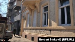 Grafit "Ratko Mladić heroj" ispisan je 15. novembra tokom noći na zgradi u kojoj se nalaze prostorije Lige socijaldemokrata Vojvodine u Novom Sadu