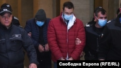 Орлин Владимиров (с червеното яке) и баща му Пламен Владимиров са конвоирани в Софийския градски съд, 15 ноември 2021 г.