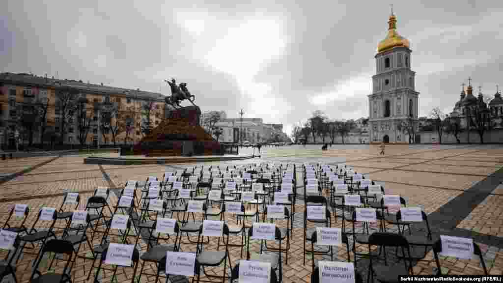 У межах глобальної кампанії #PrisonersVoice відомі письменники, журналісти, актори та музиканти написали листи заручникам Кремля та зачитали їх під час акції на Софійській площі
