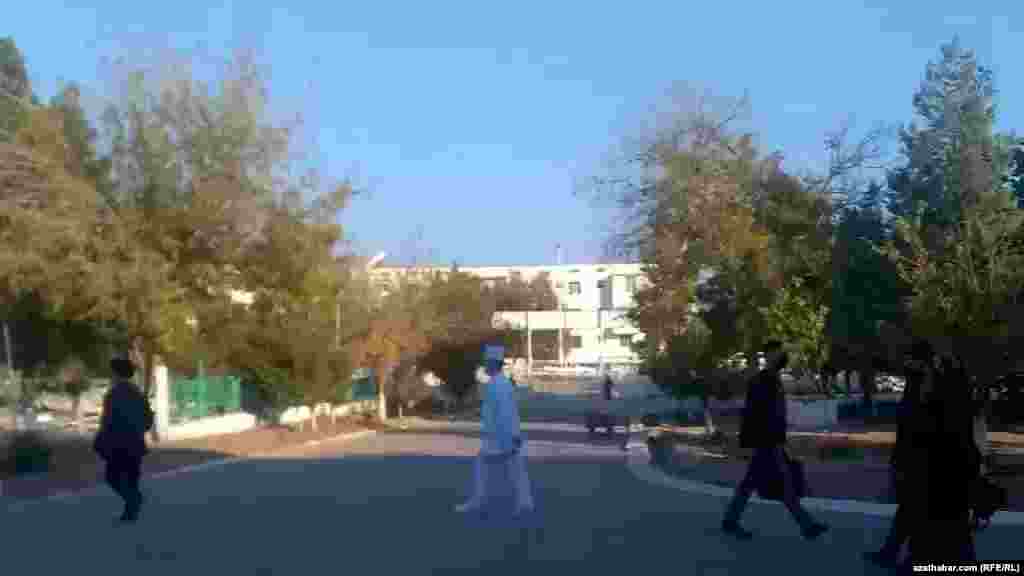 Köçedäki lukman we ötegçiler. Aşgabat, noýabr, 2021.&nbsp;