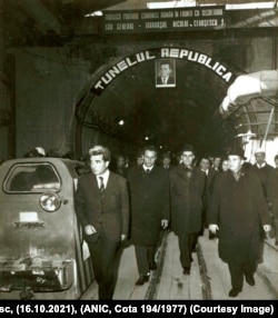Nicolae Ceaușescu, în timpul unei vizite de lucru pe șantierul metroului.