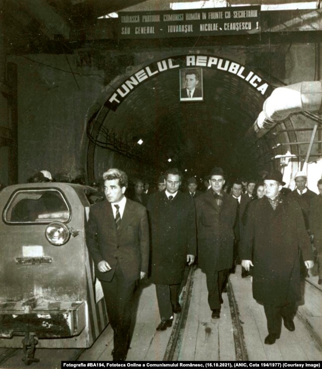 Nicolae Ceaușescu, în timpul unei vizite de lucru pe șantierul metroului.