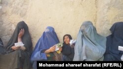 آرشیف - زنان شماری از خانواده های که از مناطق اصلی شان بیجا شده اند.