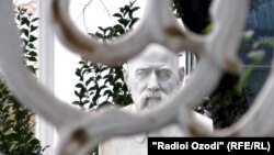 Бюст Садриддина Айни, установленный во дворе дома-музея