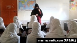 دختران زیادی در افغانستان به دلیل محدودیت های وضع شده از درس و آموزش محروم شده اند